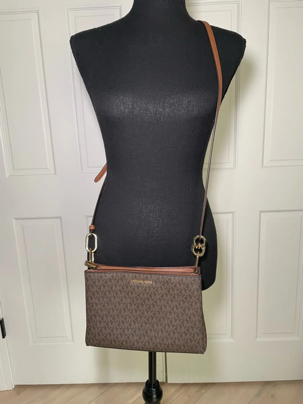 MICHAEL KORS TRISHA TRIPLE COMPARTMENT CROSSBODY MEDIUM MESSENGER BAG BROWN LOGO